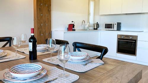 - une table à manger avec une bouteille de vin et des verres dans l'établissement Fronte Mare Suites - ArgonautiVacanze, à Portoferraio