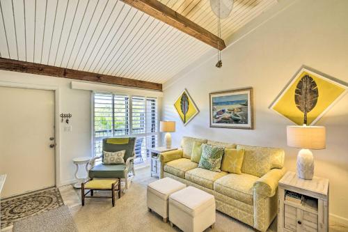 uma sala de estar com um sofá e uma mesa em Coastal Condo with Pool Access Less Than 1 Mi to Beach! em Sanibel