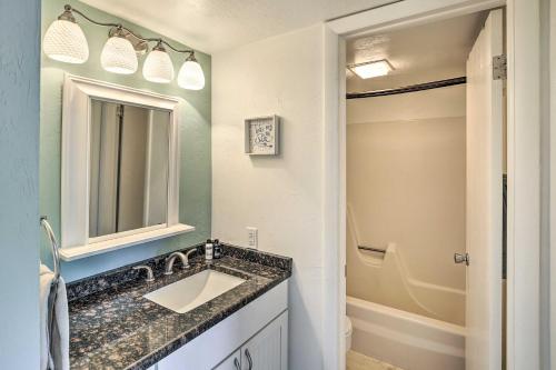 Foto de la galería de Coastal Condo with Pool Access Less Than 1 Mi to Beach! en Sanibel