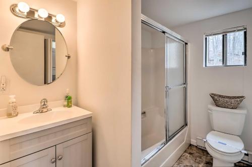 ein Badezimmer mit Toilette, Waschbecken und Spiegel in der Unterkunft Pocono Lake Home with Fire Pit Walk to Ski Hill! in Pocono Lake