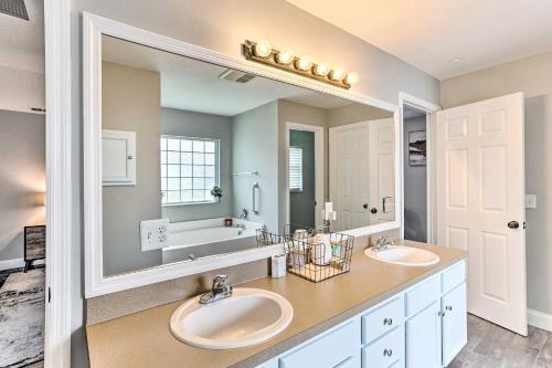 Phòng tắm tại 2 Mi to City Center Spacious Port St Lucie Home!