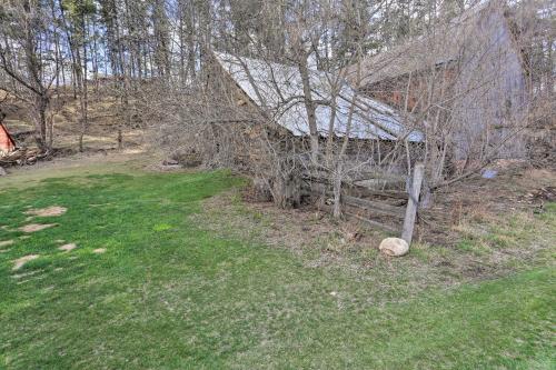 Un jardín fuera de Rustic Rapid City Farmhouse with Mountain Views