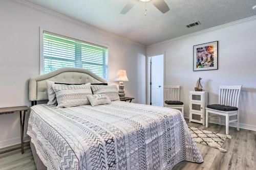 Säng eller sängar i ett rum på Charming Bay St Louis Home - 1 Mi to Beach!