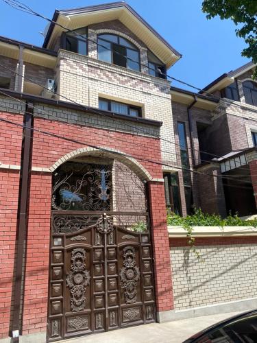 サマルカンドにあるTown Houseの煉瓦造りの大褐色の扉