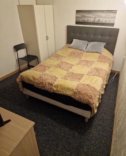 une chambre avec un lit et une chaise dans l'établissement Appartement au coeur du Paris., à Paris