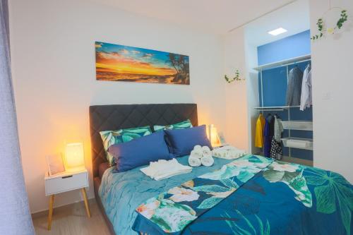 1 dormitorio con 1 cama con edredón azul en Luxury Apartments Love, en Kaštela