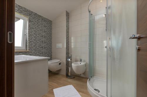 a bathroom with a shower and a sink and a toilet at B&B Villa Oasa 1 in Rovinj