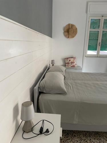アグローポリにあるLe Cycasのベッドルーム1室(ベッド1台、ランプ付きテーブル付)