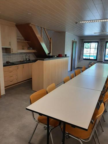 Köök või kööginurk majutusasutuses DE MEIBOOM vakantiehoeve tot 21 pers
