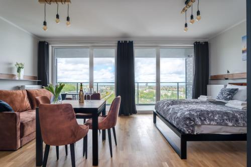 Ένα ή περισσότερα κρεβάτια σε δωμάτιο στο Symphony Modern Tower Apartamenty