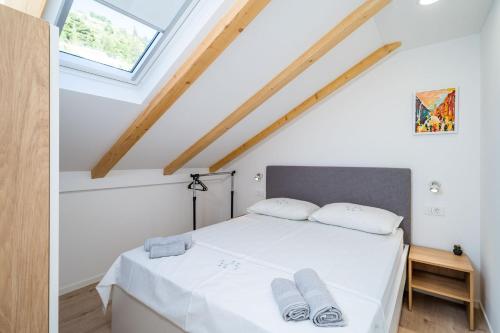 Posteľ alebo postele v izbe v ubytovaní Apartmani Kralj