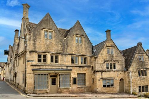un antiguo edificio de piedra con torretas en Finest Retreats - ARC Painswick, en Painswick