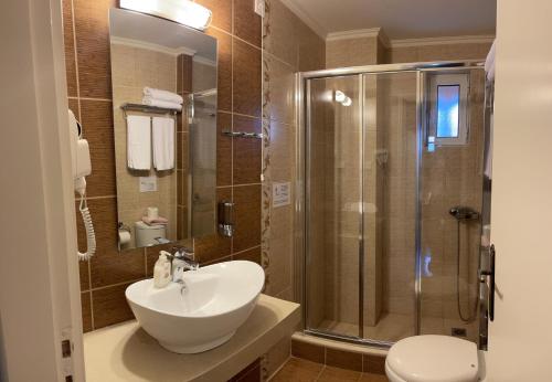 bagno con lavandino e doccia di Hotel Afrika a Eleonas