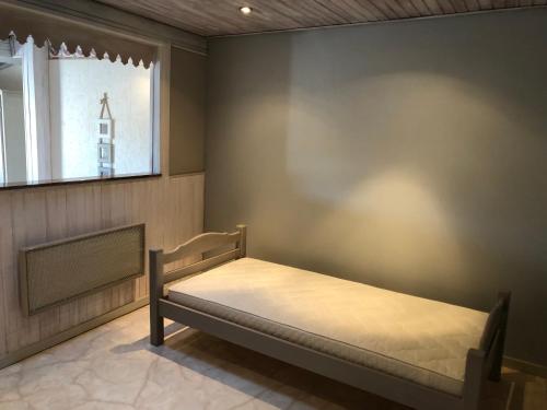 Ένα ή περισσότερα κρεβάτια σε δωμάτιο στο Jolie maison de village à Roquecourbe