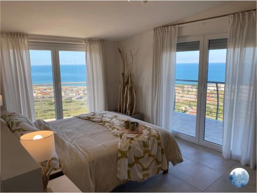1 dormitorio con 1 cama y vistas al océano en Seascape Apartment with breath taking view en Vasto