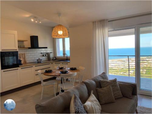 sala de estar con sofá y cocina con mesa en Seascape Apartment with breath taking view en Vasto