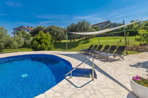 Bazén v ubytování Holiday house JELE nebo v jeho okolí