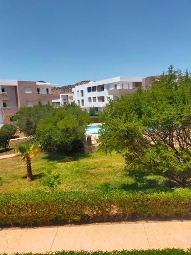 a view of a park with trees and a building at Residence tafoult ri imiouaddar in Imi Ouaddar