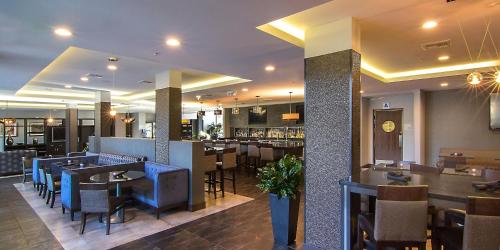 Ресторант или друго място за хранене в Staybridge Suites Carlsbad/San Diego, an IHG Hotel
