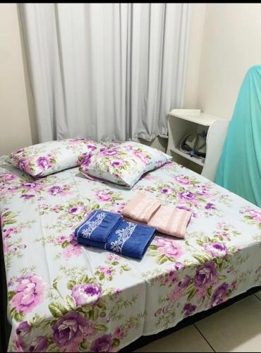 Apartamento completo في ريو دو سول: سرير ووسادتين عليه