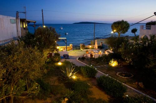 Gambar di galeri bagi George's beach studios Aliki Paros di Aliki