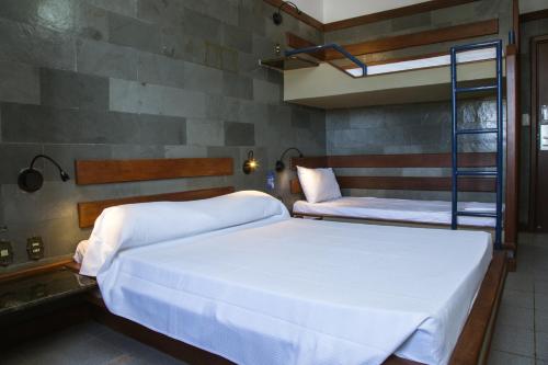 um quarto com duas camas num quarto com em SESC ARAXÁ em Araxá