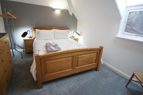 מיטה או מיטות בחדר ב-Stunning Central Exeter Apartment with balcony and fantastic view