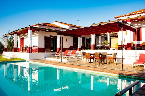 Casa con piscina, mesa y sillas en Monte Da Coelha AL, en Redondo