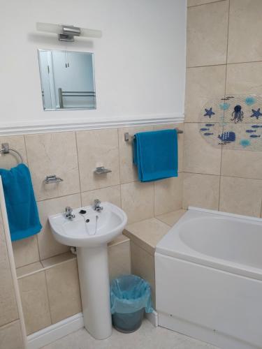斯凱格內斯的住宿－The Annex，浴室配有盥洗盆、卫生间和浴缸。