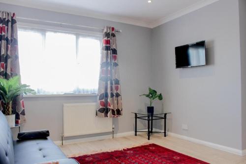 Gallery image of Hevs Heavenly apartment with steam shower and free parking in Tilehurst