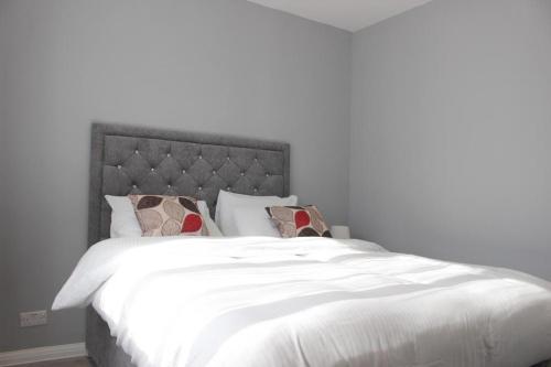 Uma cama ou camas num quarto em Hevs Heavenly apartment with steam shower and free parking