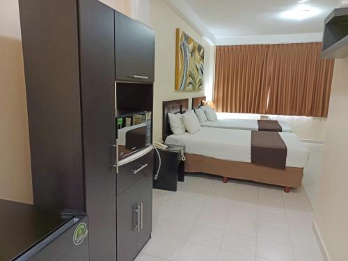 Pokój hotelowy z łóżkiem i lodówką w obiekcie HOTEL VILLA MARGARITAS w mieście Villahermosa