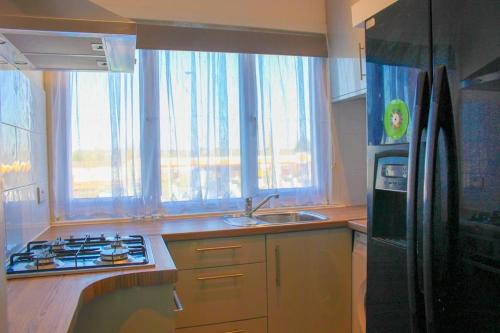 A cozinha ou kitchenette de Hevs Heavenly apartment with steam shower and free parking