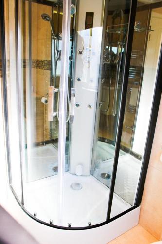 Uma casa de banho em Hevs Heavenly apartment with steam shower and free parking