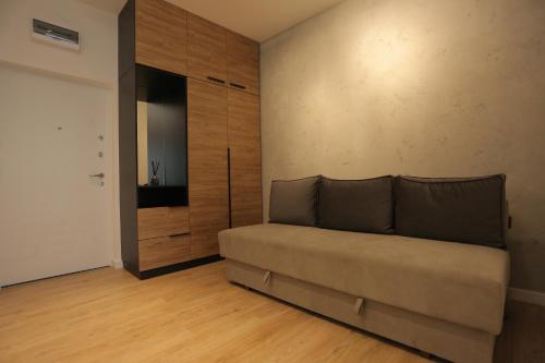 un soggiorno con divano e armadio di Bonanza Apartments a Niš