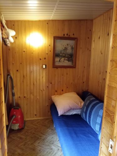 a small room with a bed in a cabin at Domek Letniskowy in Gołdap