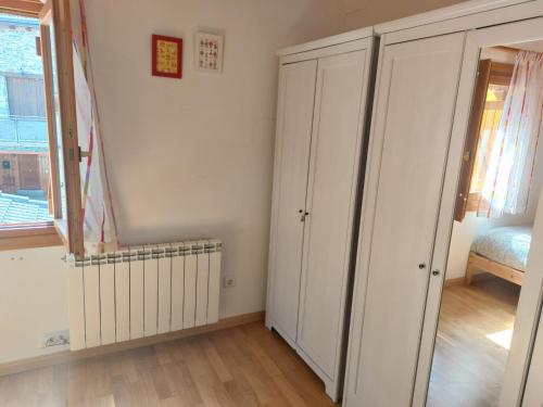 a room with white cabinets and a window at Pico Argualas in Villanúa
