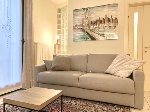 - un salon avec un canapé et une table dans l'établissement Maison Danielle: l’oasi di tranquillità a Bologna, à Bologne