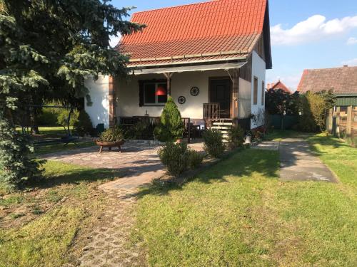 una pequeña casa blanca con techo rojo en Ferienhaus Leo, en Boblitz