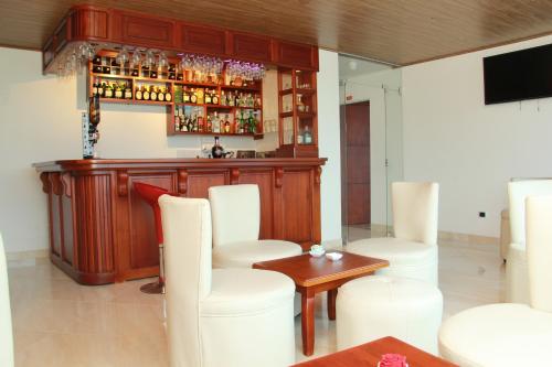 Lounge nebo bar v ubytování HOTEL 80 REAL