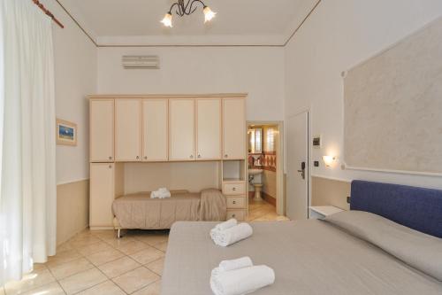 a bedroom with two beds with white towels at Hotel Ambra in Forte dei Marmi