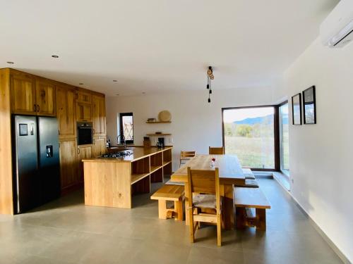 a kitchen with a table and a dining room at Villa Fluggi near Labin in Santalezi