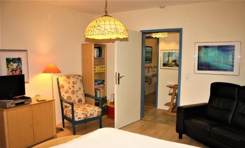 TV a/nebo společenská místnost v ubytování Haus-Halligblick-Ferienwohnung-Pellworm
