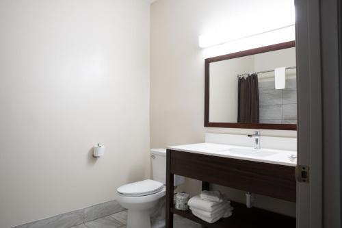 A bathroom at BlissPoint Inn & Suites Marion