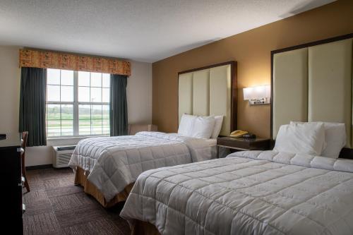 Säng eller sängar i ett rum på BlissPoint Inn & Suites Marion