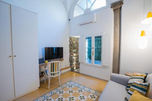un soggiorno con divano e TV di Fiesolana - Sant'Ambrogio neighbourhood a Firenze