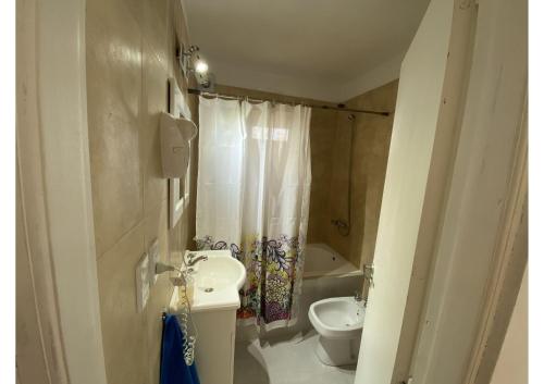 Baño pequeño con lavabo y aseo en RHP Departamentos San Clemente en San Clemente del Tuyú