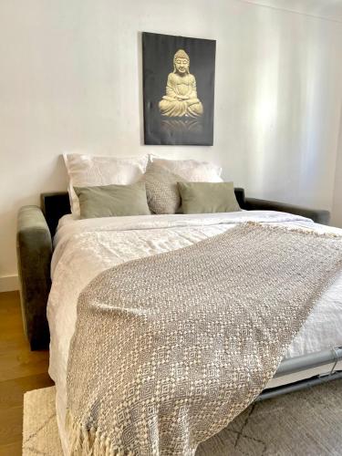 - une chambre avec un grand lit et une couette dans l'établissement Studio Ipanema, à Cannes