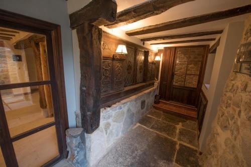 - un couloir dans une maison avec une porte et une chambre dans l'établissement Vivienda turística La Magdalena, à Vallejuelo