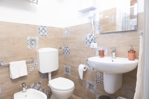 een badkamer met een toilet en een wastafel bij MrBrown - Cinzia Resort Beach in Mazara del Vallo